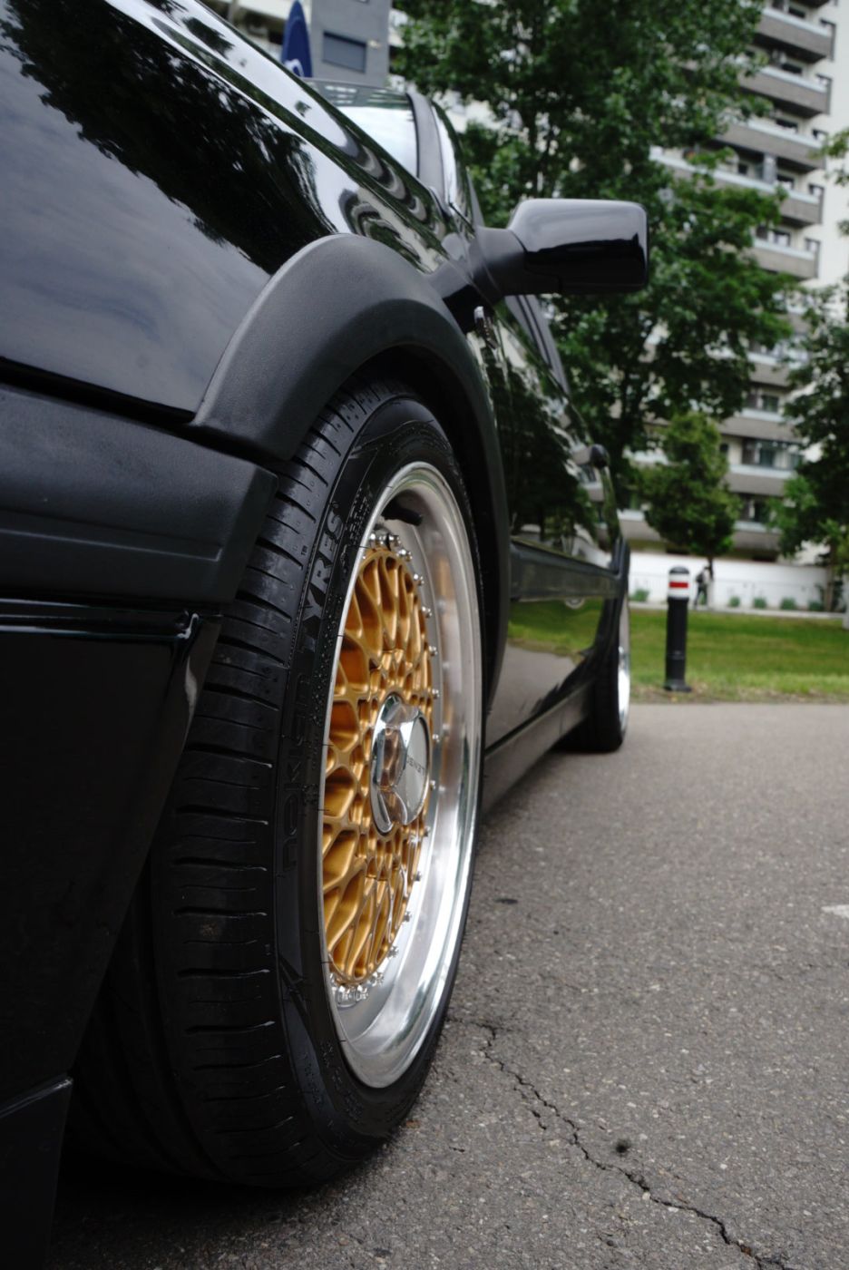 Jantă BBS aurie sub aripă neagră, detaliu la întâlnire auto