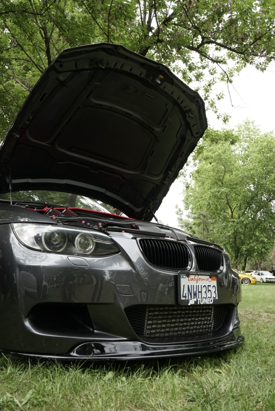 BMW gri cu capota deschisă la expoziție auto