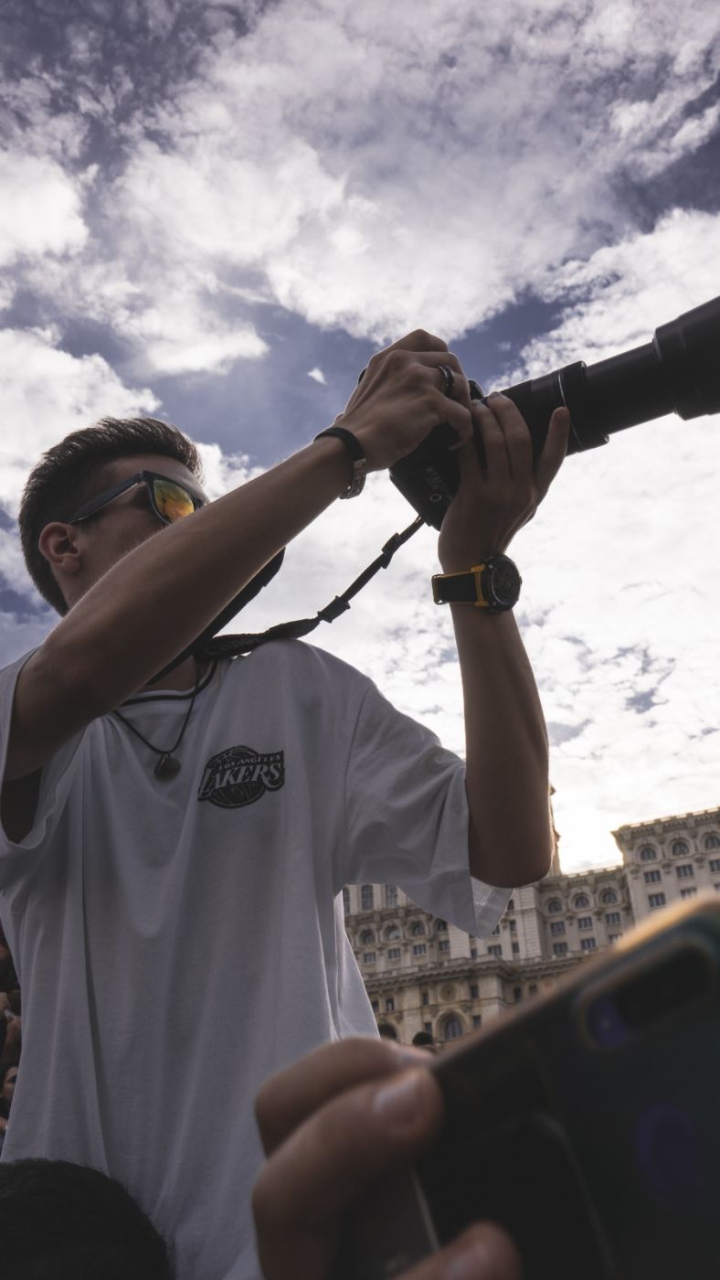 Videograful HAUS Media Production filmând un eveniment în mulțime
