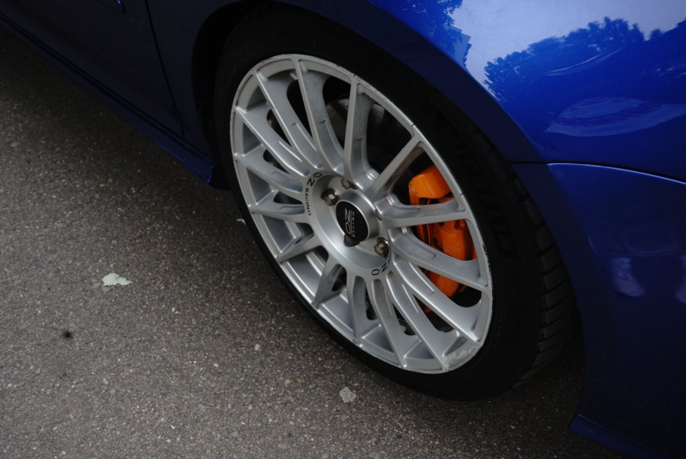 Jantă cu etrier portocaliu pe un Golf R32 albastru