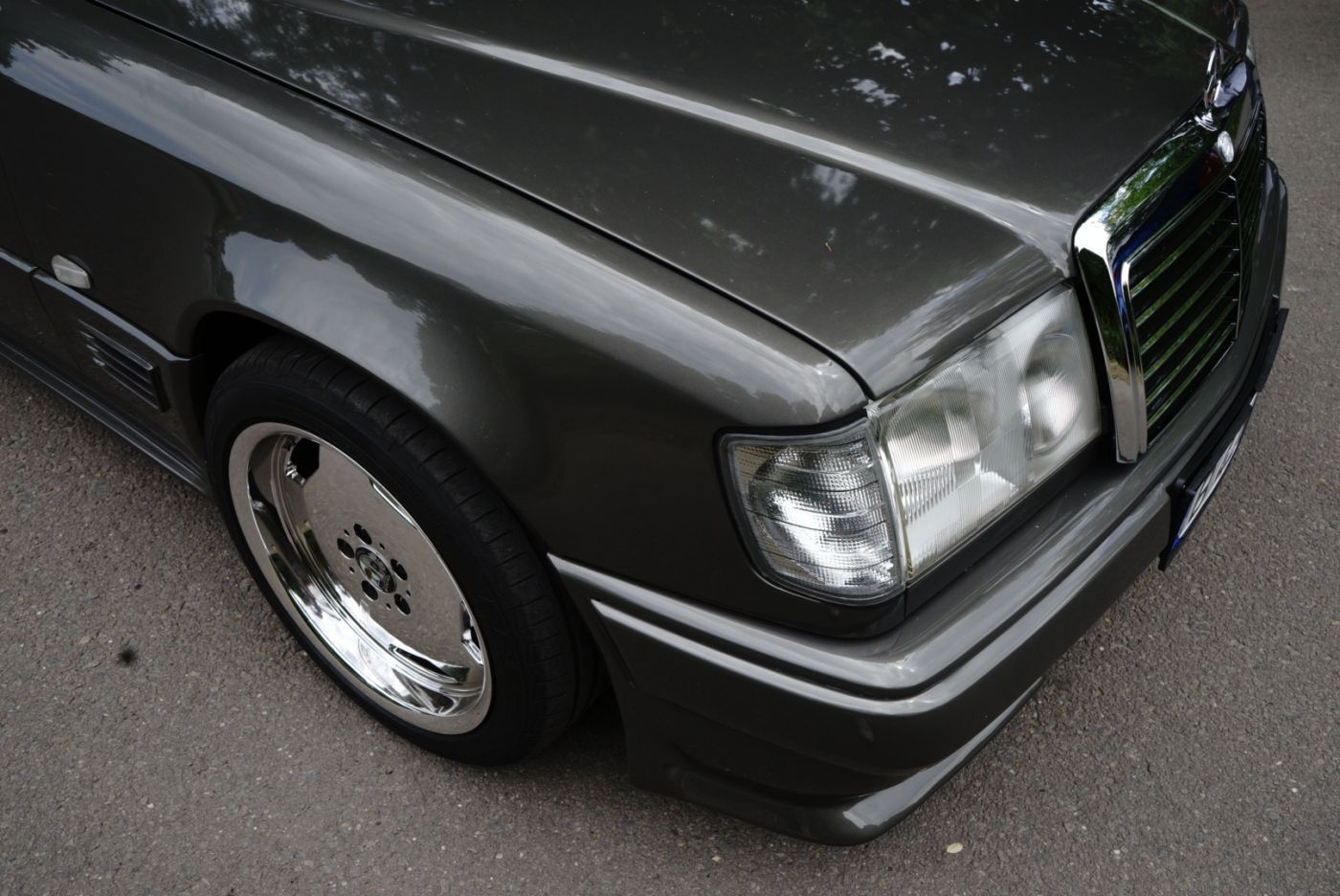 Detaliu far Mercedes-Benz W124 negru