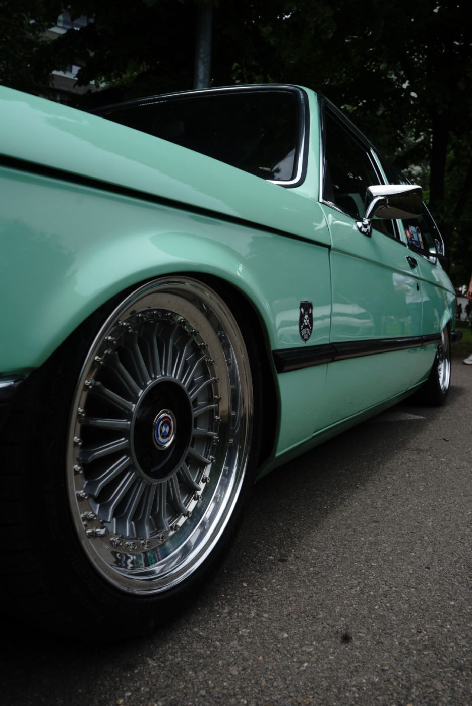 BMW clasic verde mint cu jante stil turbină, detaliu lateral