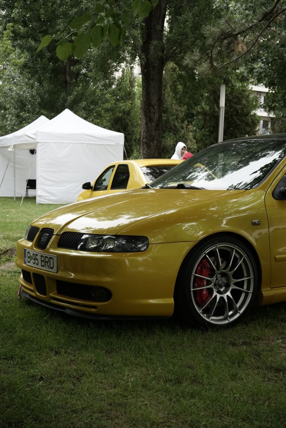Seat Leon galben la o întâlnire auto