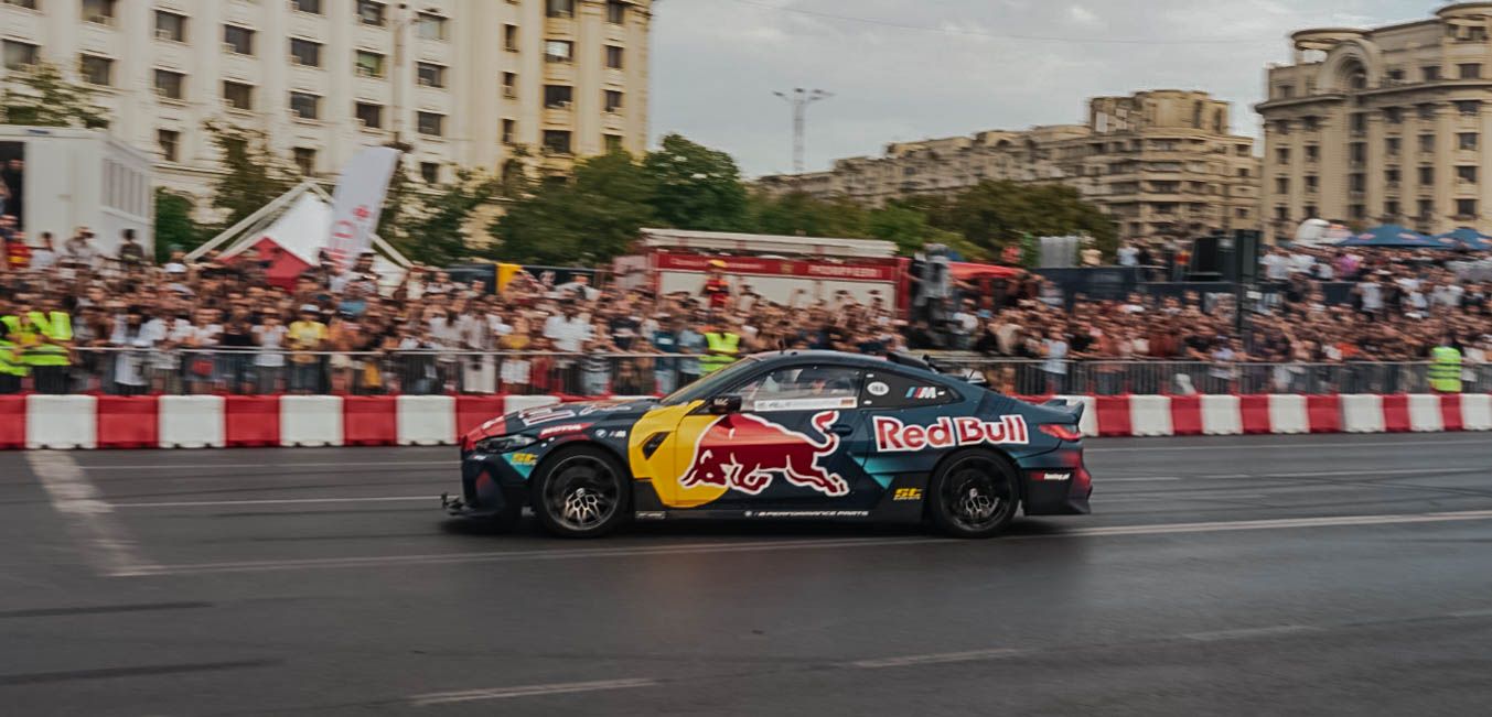 BMW M4 Red Bull în drift la eveniment auto